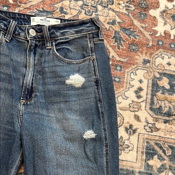 Hollister Curvy Ultra High Rise Mom Jean 2R Waist 26 Blue Distressed Jeans - Picture 4 of 9